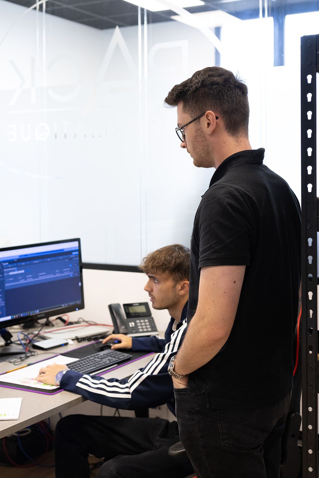 Collaborateurs de Pack Informatique au travail devant un ordinateur.