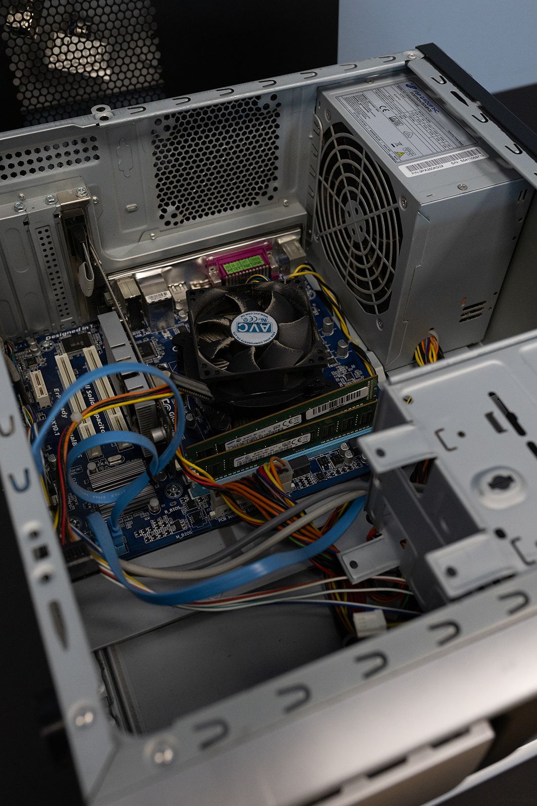 Intervention sur un ordinateur ouvert chez Pack Informatique.