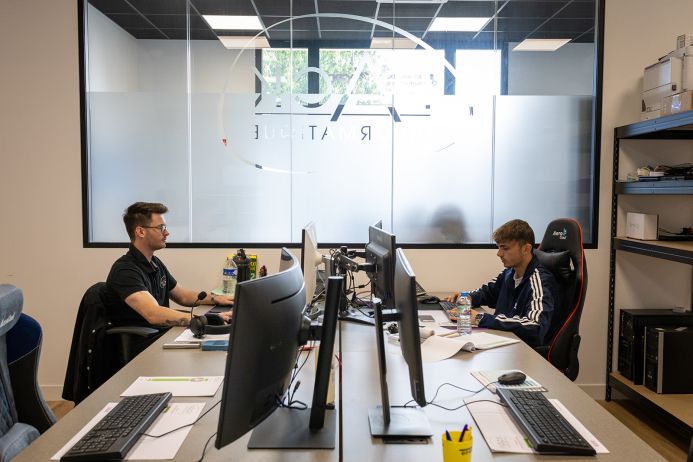Équipe de Pack Informatique effectuant des tâches de maintenance